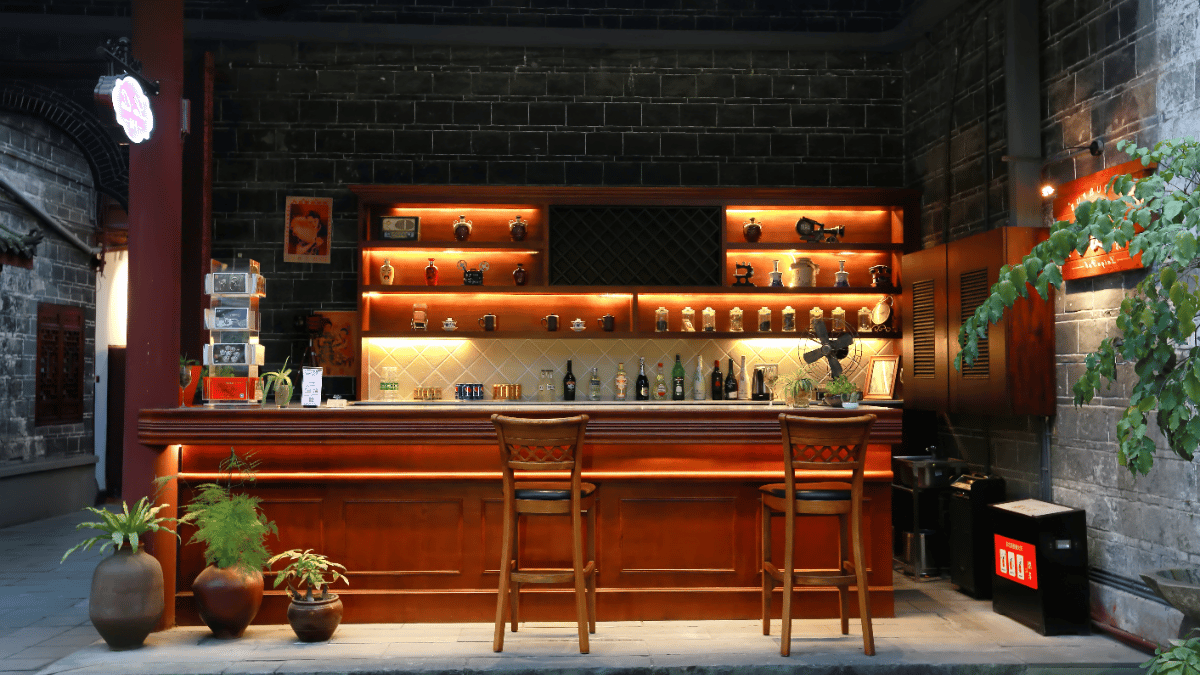 cave à vin dans un arrière bar