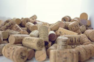 Bouchon synthétique ou liège : ce qui change pour la garde d'un vin